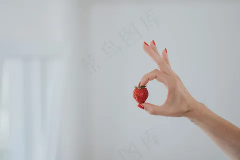 成人,特写,节食,饮食,女性,新鲜,水果,健康,持有,人类的手,生活方式,一个人,有机,红色,成熟,草莓,妇女 成人,特写,节食,饮食,女性,新鲜,水果,健康,持有,人类的手,生活方式,一个人,有机,红色,成熟,草莓,妇女
