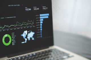 分析，咖啡，通信，计算机，桌面，饮料，人类的手，互联网，键盘，笔记本电脑，办公室，一个人，智能手机，表，打字，无线，妇女，工作