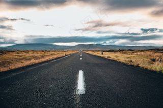 沥青，云，目的地，驾驶，字段，旅程，山，户外，外部，路面，路，风景，天空，阳光，徘徊