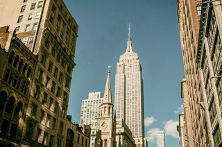 建筑,居民楼,树,剧院/博物馆/礼堂,街道,美国纽约市
