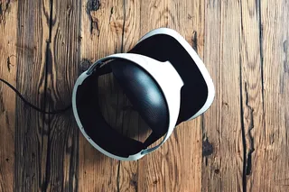 垃圾桶,人物特写,耳机,球形把手,手镯,科技类