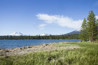 云团，森林，草，绿色，湖，山，性质，风景，海岸，天空，树木，视图，水