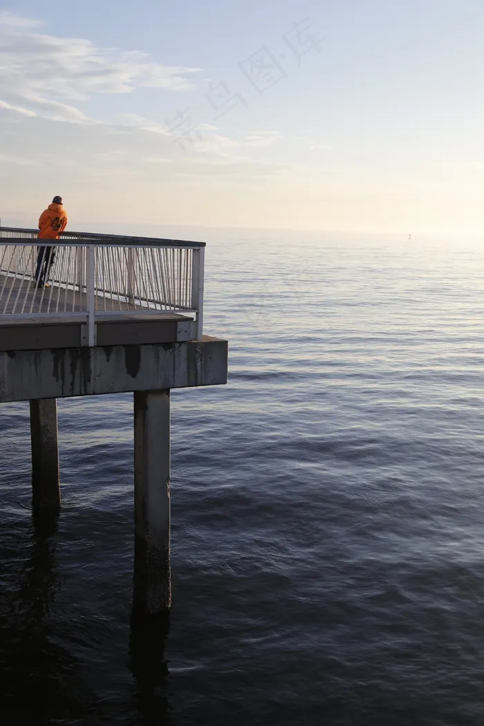坞站，孤独，男性，之一，海洋，户外，户外，和平，码头，海，海景，天空，独奏，常规，阳光，水，波
