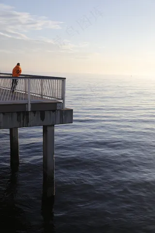 坞站，孤独，男性，之一，海洋，户外，户外，和平，码头，海，海景，天空，独奏，常规，阳光，水，波