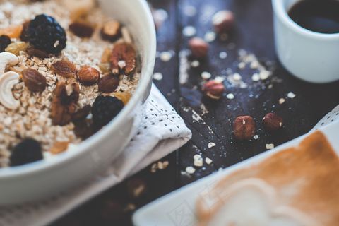 早餐，蛋糕，特写，咖啡，饼干，杯，甜点，饮料，新鲜，水果，美食，自制，早上，糕点，茶点，小吃，甜，表，木-材料