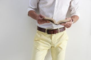 服装，背景，皮带，blook，正式，家伙，文学，男性，之一，新，粉彩，人，阅读，黄色的裤子