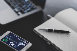 通信，计算机，桌面，数字平板电脑，文档，设备，互联网，笔记本电脑，移动电话，移动性，记事本，办公室，笔，智能，表，电话，触摸屏