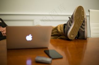 休闲，设计师，桌面，自由职业者，牛仔裤，笔记本电脑，Macbook，办公室，电话，斜倚，放松，鞋子，运动鞋，表，工人