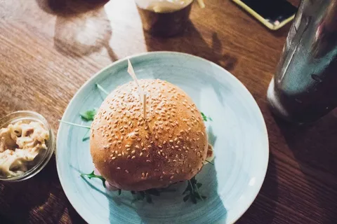 牛肉,小圆面包,汉堡,汉堡包,高架,餐厅,饭店,桌子 牛肉,小圆面包,汉堡,汉堡包,高架,餐厅,饭店,桌子