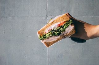 面包，面包，食品，手，手，午餐，三明治，阴影，小吃