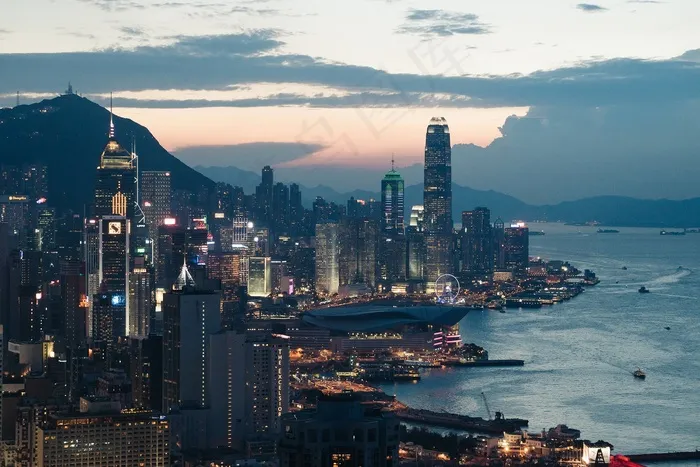 空中，建筑物，繁忙，云，市中心，港口，香港，景观，灯，晚上，海洋，天空，摩天大楼，塔，城市，水