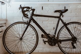 自行车，自行车，砖头，链条，通勤自行车，齿轮，室内，办公室空间，公路自行车，阳光，车轮