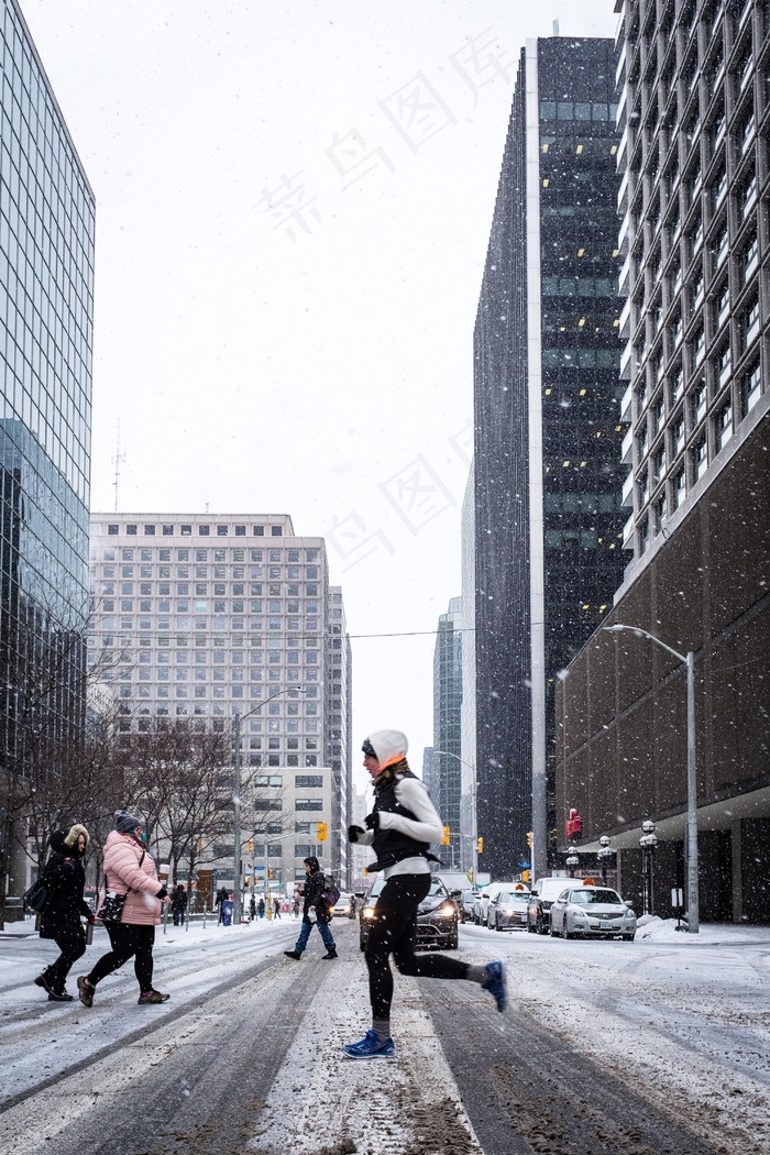 建筑物，汽车，城市，运动，女性，灯，行人，赛跑者，运行，雪，下雪了，街，高，交通，城市，Windows，冬季