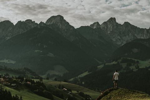 阿尔卑斯山，自然之美，云，欧洲，欧洲，欧洲，草，徒步旅行，湖，草甸，山，户外，山顶，峰顶，范围，岩-对象，风景，天空，雪，夏季，瑞士，树木，谷