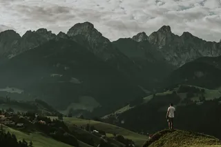 阿尔卑斯山，自然之美，云，欧洲，欧洲，欧洲，草，徒步旅行，湖，草甸，山，户外，山顶，峰顶，范围，岩-对象，风景，天空，雪，夏季，瑞士，树木，谷