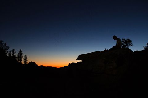 男人，岩石，日落