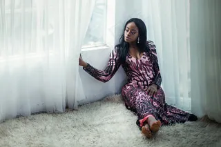 非洲裔美国人，黑人，地板，人，窗户，窗户，女人