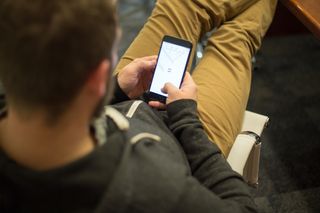 休闲，椅子，手，控股，互联网，男性，之一，移动，在线，人，电话，阅读，屏幕，坐在，智能手机，技术