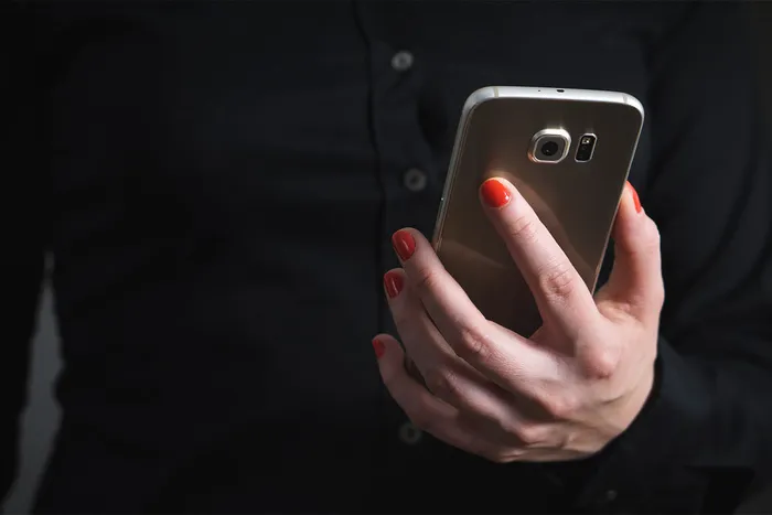 联系人，手，手，在线，电话，社交媒体