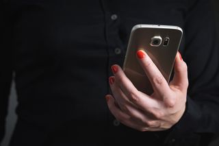 联系人，手，手，在线，电话，社交媒体