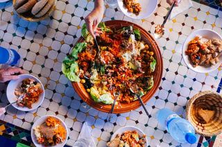 碗，碗，晚餐，晚餐，手，手，餐，开销，方，板，板，餐厅，表