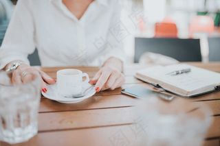 商人，女商人，咖啡厅，咖啡，通信，杯，数字平板电脑，饮料，持有，人的手，互联网，男人，移动电话，一个人，智能，表，女人，妇女，工作