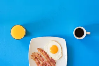 培根，早餐，咖啡，饼干，杯，甜点，饮料，鸡蛋，新鲜，自制，早上，茶点，小吃，甜，表，吐司