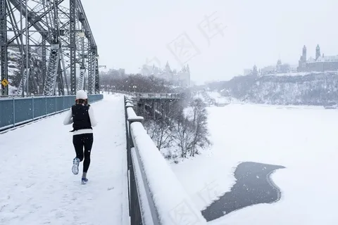 桥，城市，冷，运动，女性，冰，路径，河，转轮，运行，雪，下雪了，树木，城市，冬季