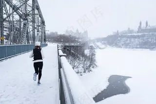 桥，城市，冷，运动，女性，冰，路径，河，转轮，运行，雪，下雪了，树木，城市，冬季