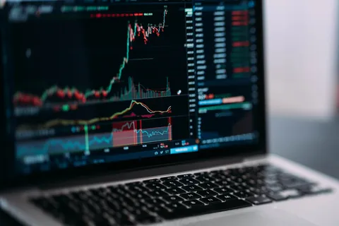 分析，银行，比特币，牛市，现金，图表，特写，通信，计算机，加密，货币，数据，关系图，设备，金融，图，增长，手，持有，人的手指，互联网，投资，笔记本电脑，线，赚钱，手机，智能，证券交易所，电话