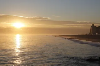 海滩，建筑物，云，海岸，黄昏，地平线，光，性质，海洋，反射，沙，天空，太阳，日落，水，波