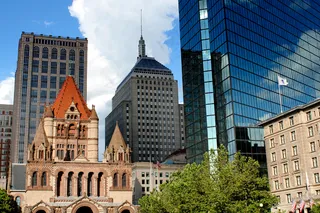 砖，建筑物，城市，云，白天，市中心，标志，玻璃，现代，新增功能，旧，反射，天空，摩天大楼，树木，城市，Windows