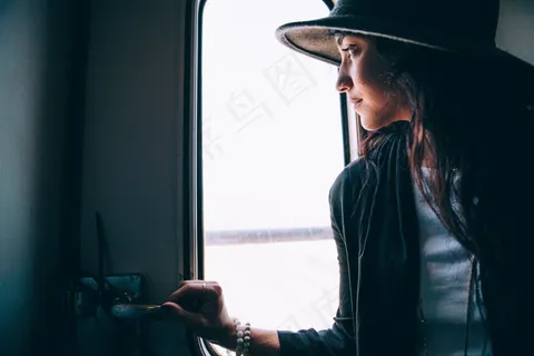 女性,帽子,女士,寻找,人,火车,运输,旅行,窗口,女人 女性,帽子,女士,寻找,人,火车,运输,旅行,窗口,女人