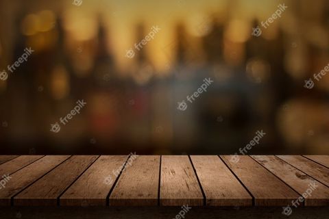 可以看到模糊饮料酒吧背景的木制桌子
