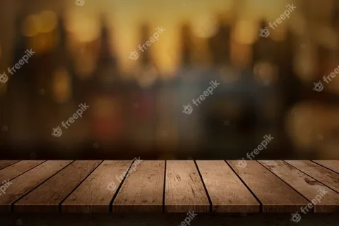 可以看到模糊饮料酒吧背景的木制桌子