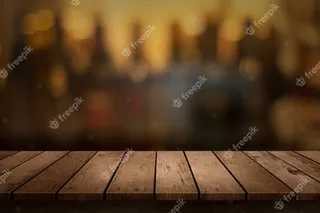 可以看到模糊饮料酒吧背景的木制桌子