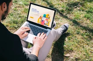 在户外学习的特写男子