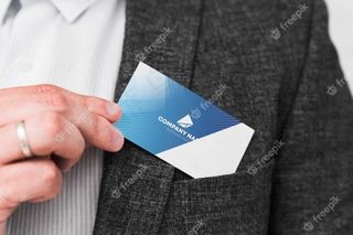 持名片的人