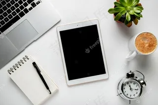 桌面上的顶视图平板电脑模型样机