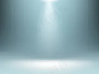 灰色渐变背景，聚光灯照明