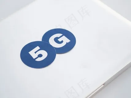 笔记本电脑顶部的5g贴纸