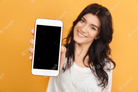 美女展示手机。