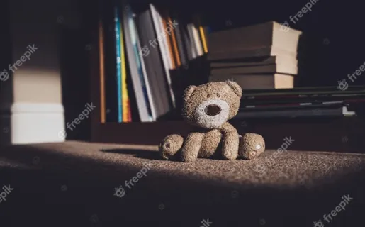 泰迪熊坐在地毯上，旁边是用复古滤镜模糊的书架背景