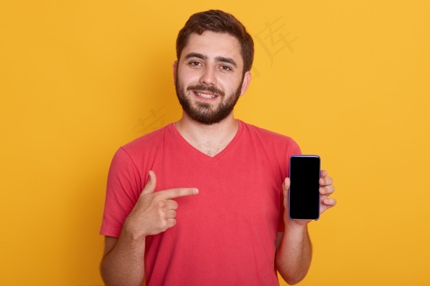 一个穿着红色衬衫的年轻快乐男人的特写照片显示黑色空白智能手机屏幕