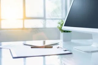 带电脑和剪贴板的办公桌