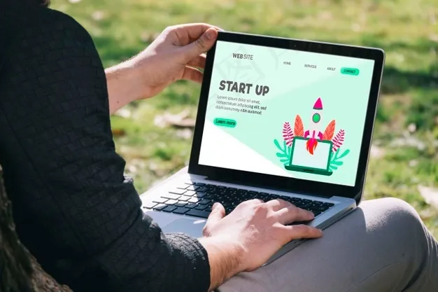 特写手持笔记本电脑的人psd模版下载