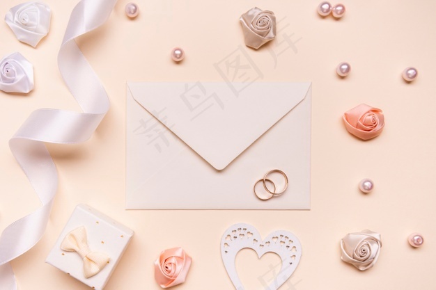 带订婚戒指的婚礼信封俯视图
