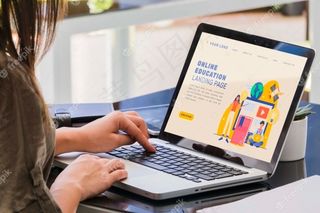 特写女子在笔记本电脑上学习