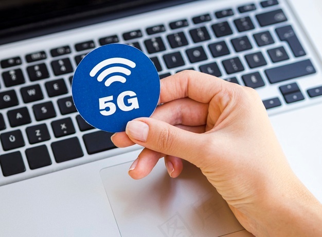 手提电脑上方的5g贴纸