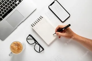 手拿笔的人拿着记事本